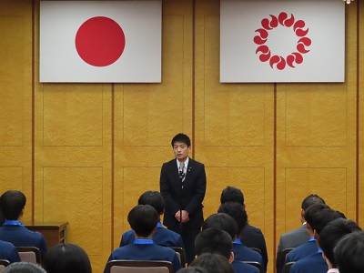 祝辞を述べる議長の写真