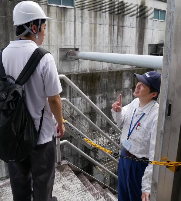 滝沢ダムの非常用洪水吐きゲートを見学する様子