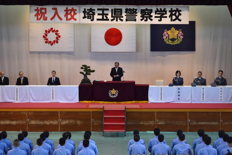 祝辞を述べる加村委員会