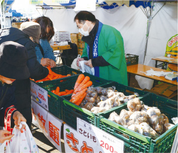 野菜を販売している様子の写真