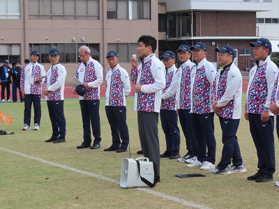 激励する議長の写真