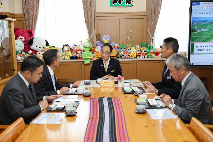 感謝状贈呈式で会談をする知事の写真