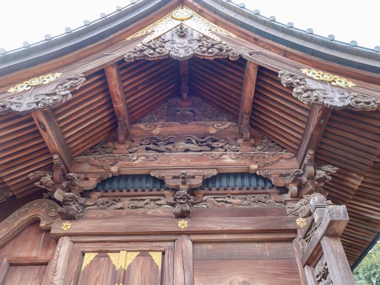 01越谷久伊豆神社本殿_03_妻部分（東側面）