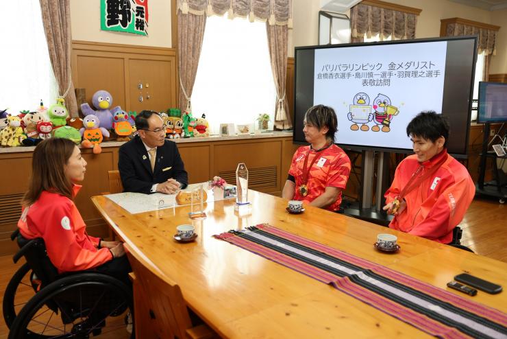 表敬訪問の会談の様子