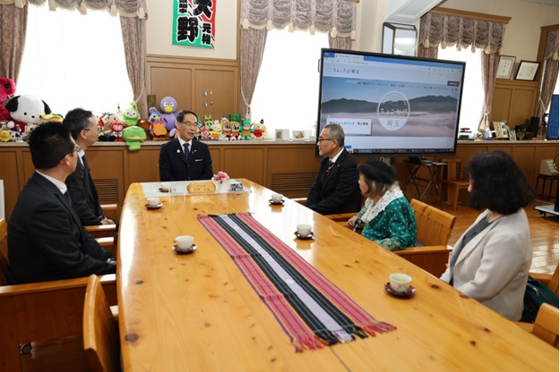 感謝状贈呈式で会談をする様子の写真