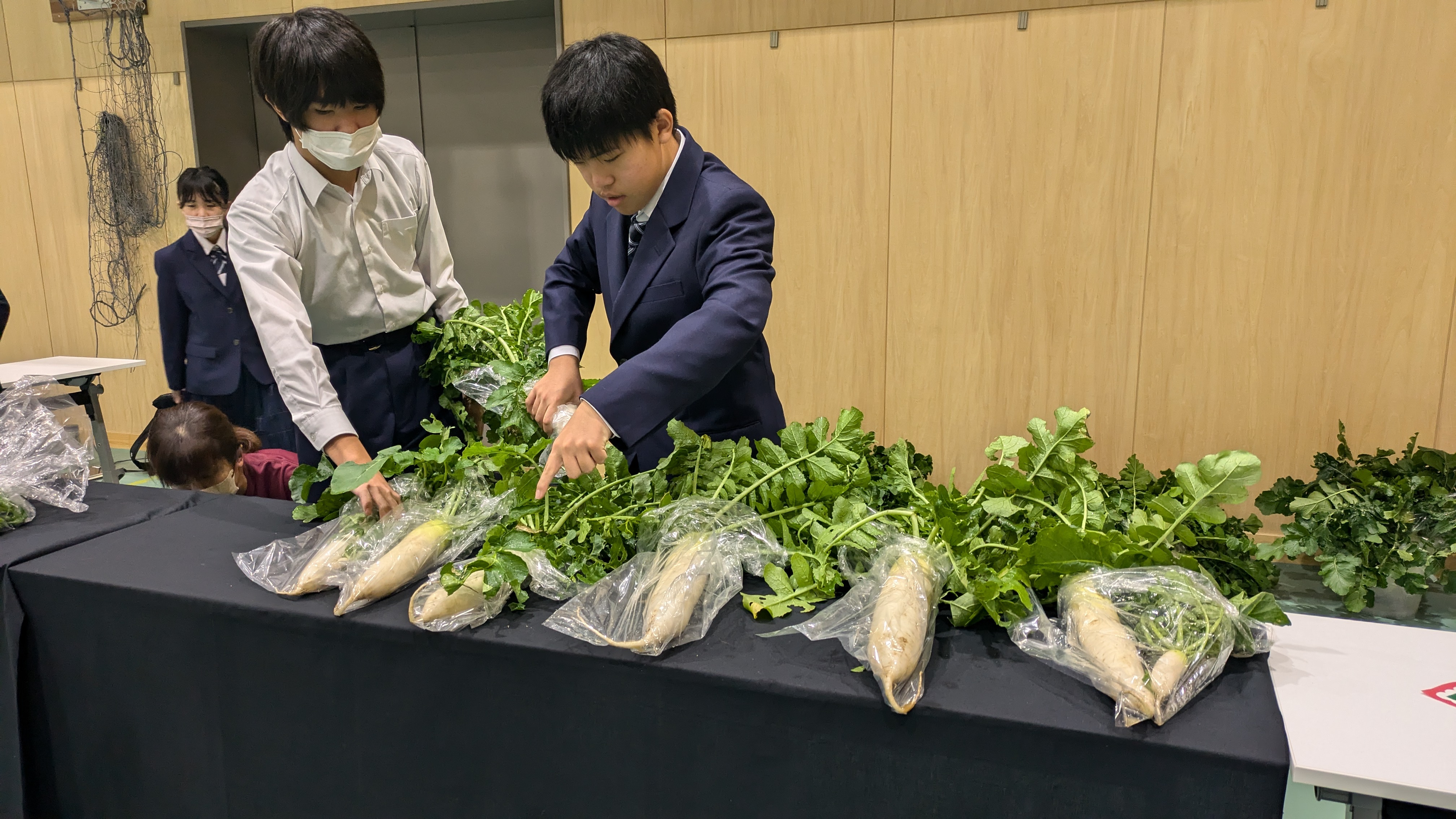 はるかぜフェスティバルの頒布会で野菜を販売する様子の写真