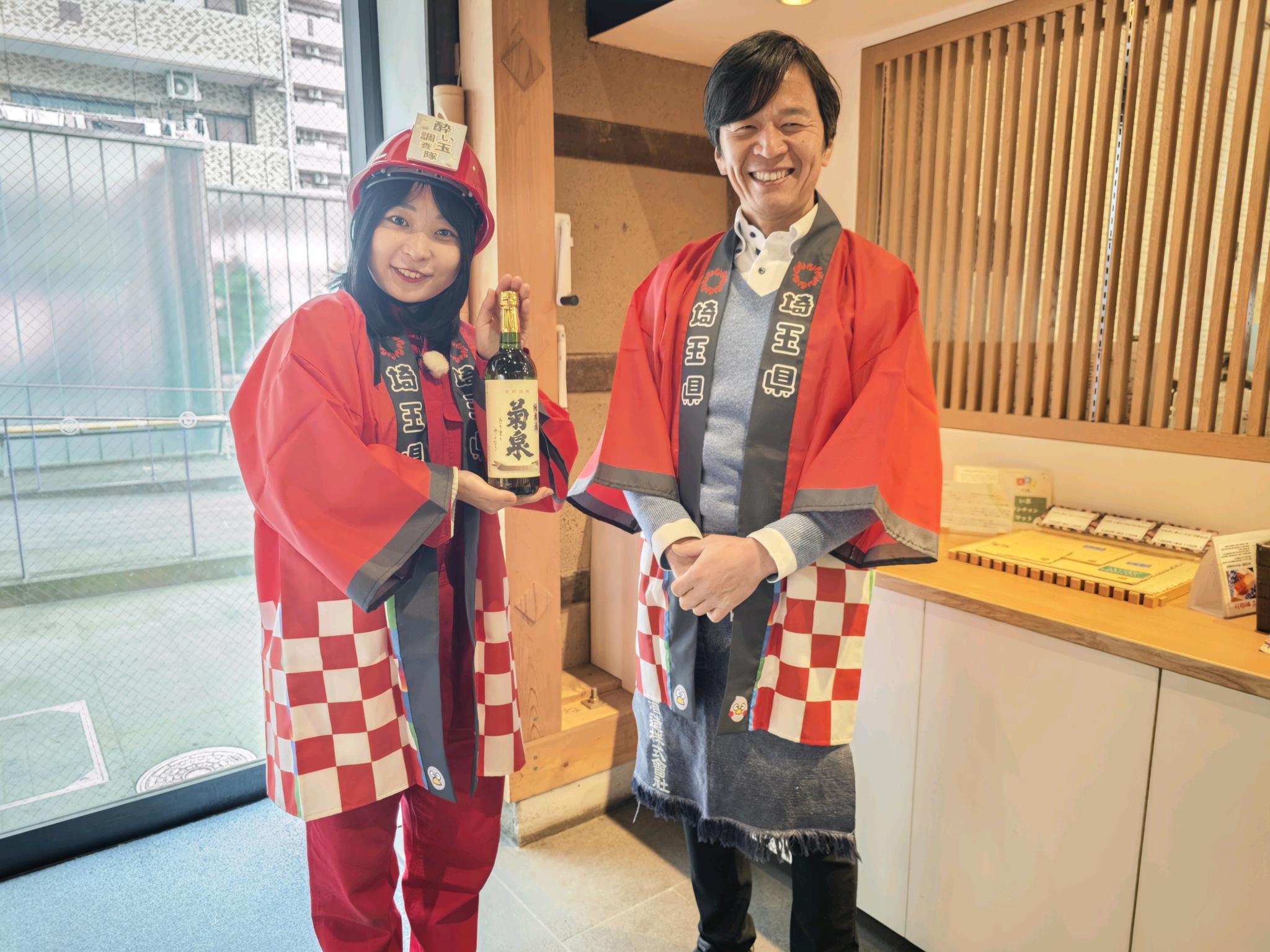 川越市の小江戸蔵里で日本酒を調査するアンゴラ村長の写真