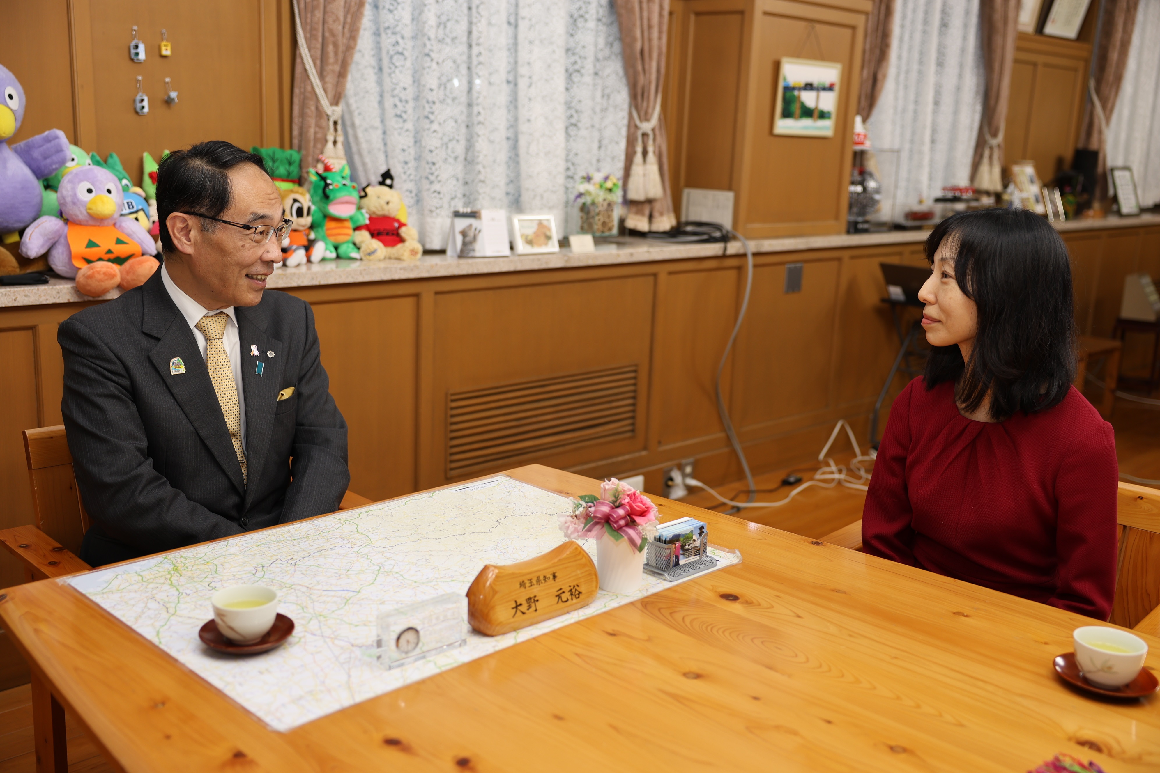 感謝状贈呈式で訪問者と会談をする知事の写真