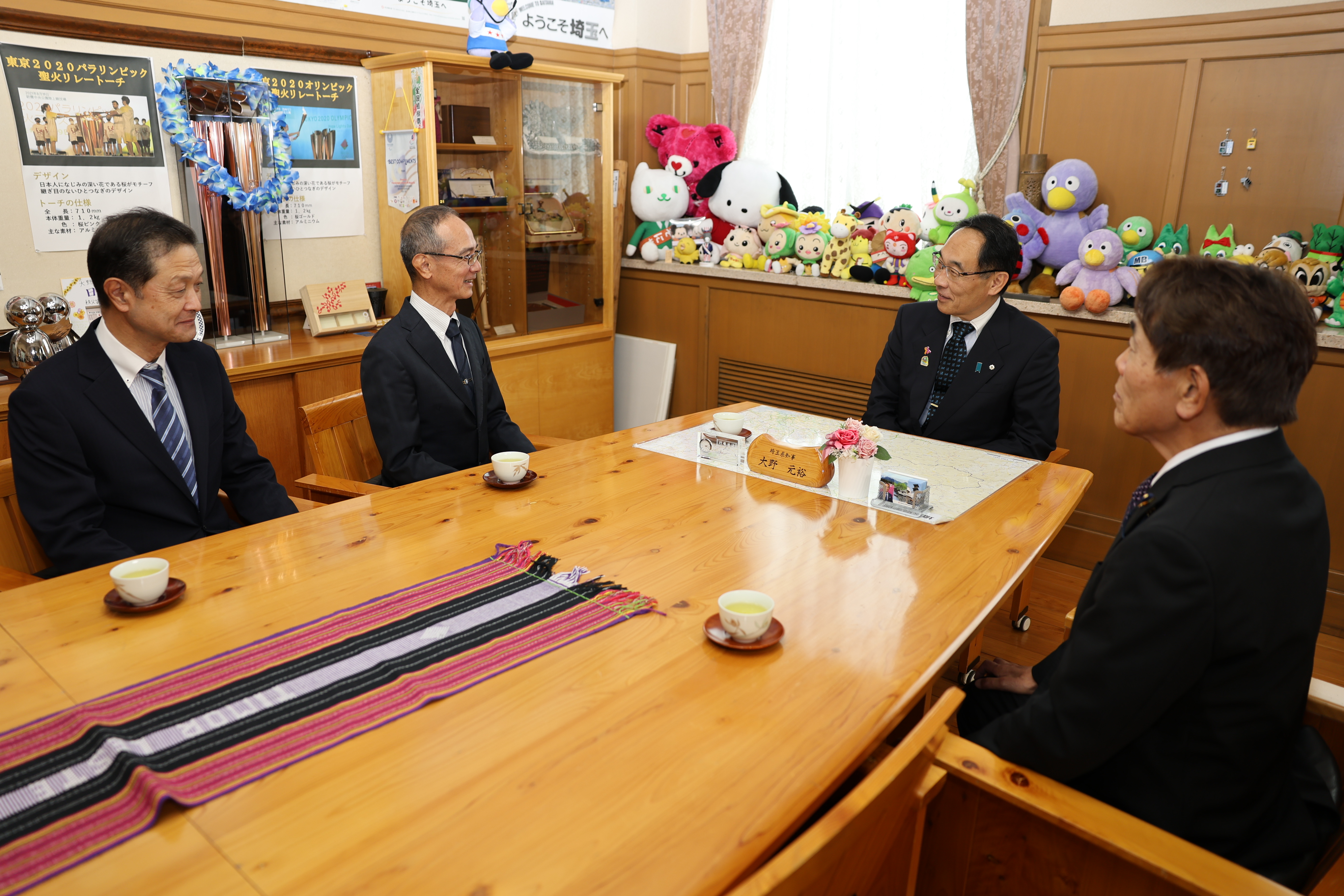 感謝状贈呈式で訪問者と会談をする知事の写真