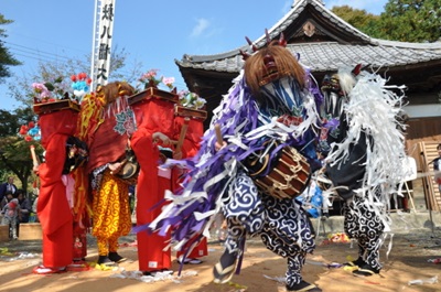 画像：八幡神社の獅子舞