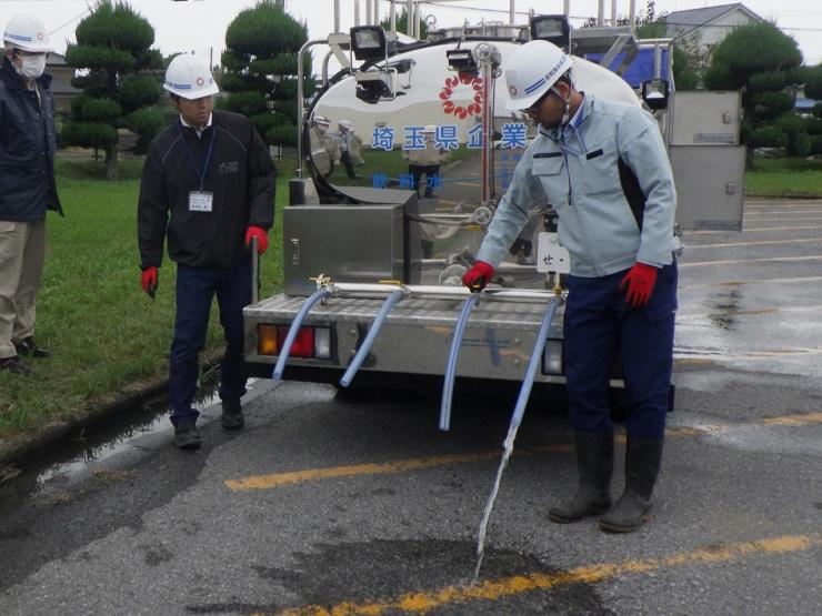 給水車操作の様子