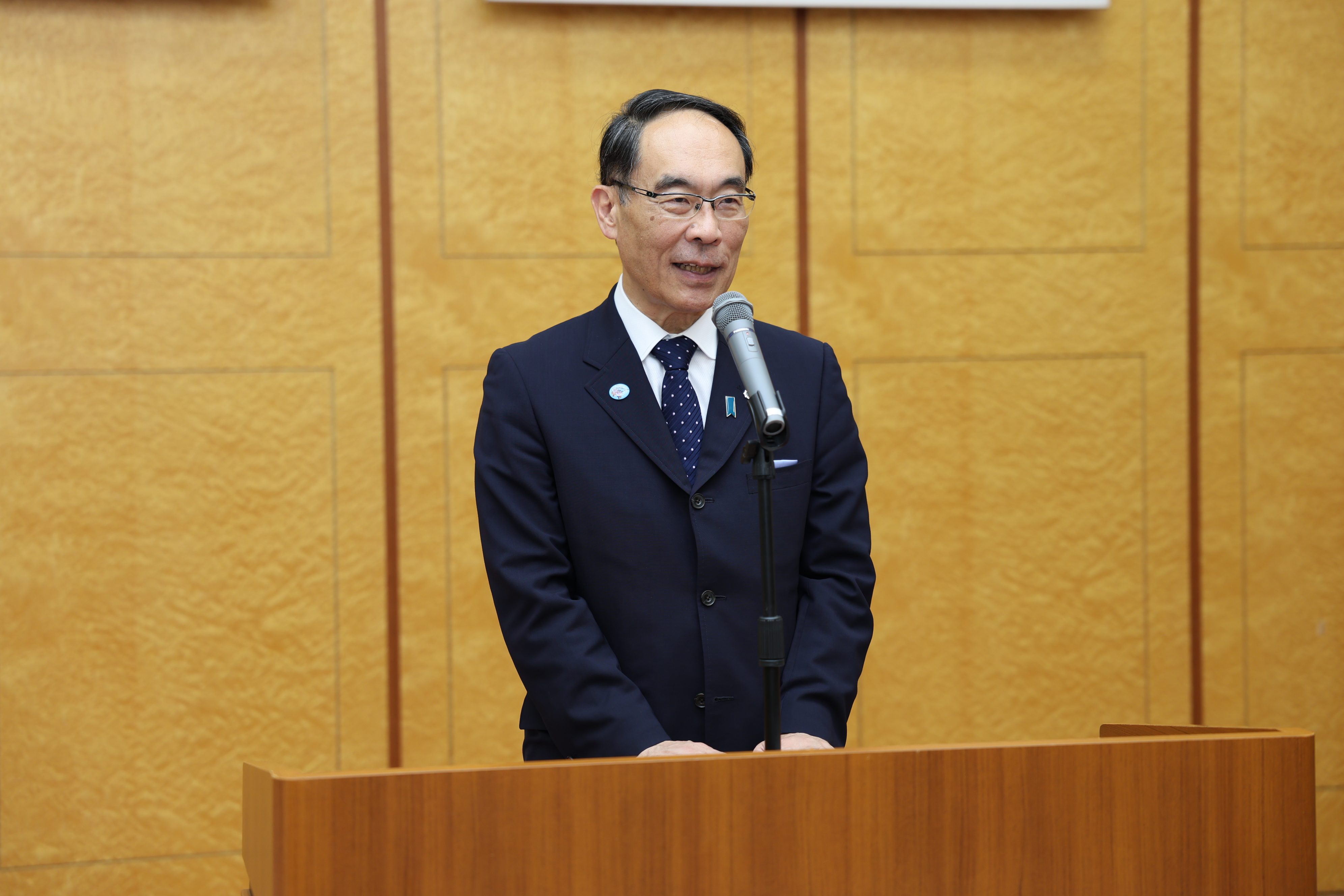 感謝状贈呈式で表彰者に挨拶をする知事の写真