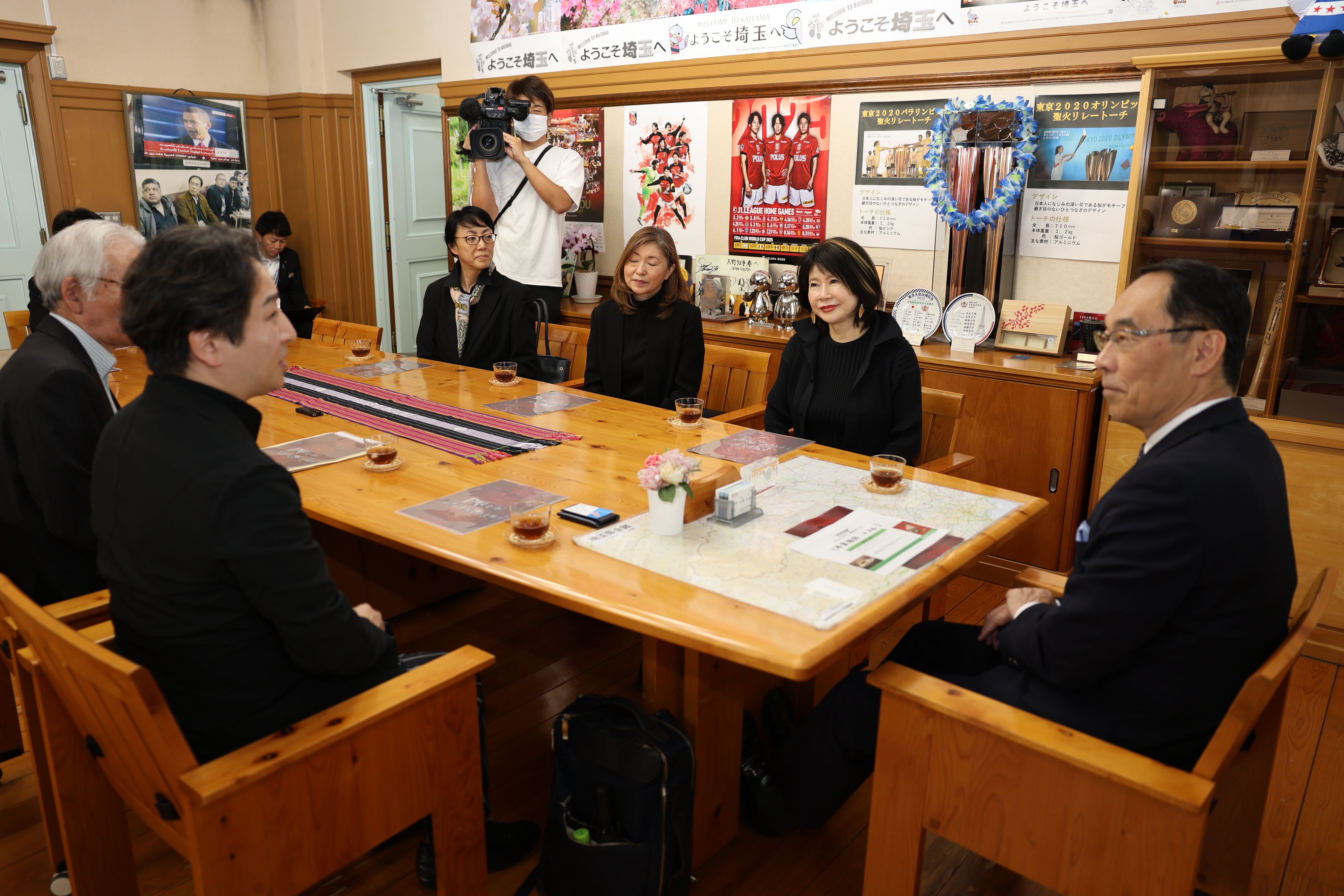 表敬訪問で訪問者と歓談する知事の写真