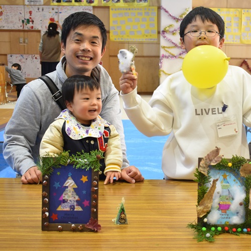 親子でクラフトを作っている写真