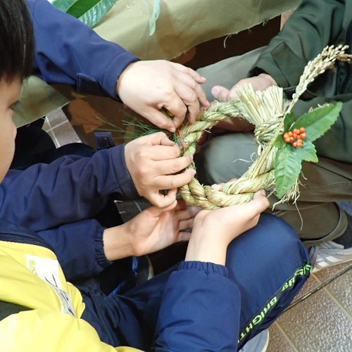 しめ縄飾りを作る様子の写真