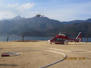 山梨県の山林火災で、消火タンクに給水中です。