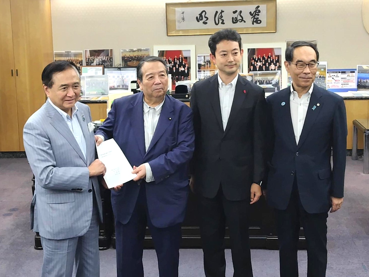 千葉県の熊谷俊人知事、神奈川県の黒岩祐治知事、村上誠一郎総務大臣と記念写真を撮る知事の写真