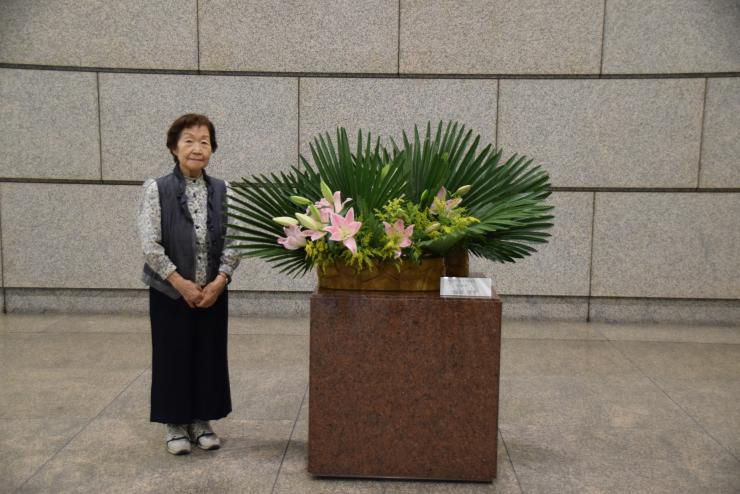 生け花と先生の写真
