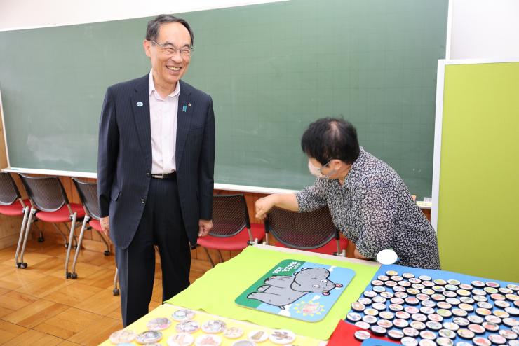 ふれあい訪問で北本市栄市民活動交流センターを訪問する知事の写真