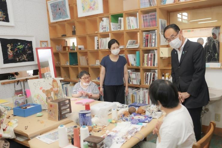 ふれあい訪問で社会福祉法人みぬま福祉会を訪れた際の知事の写真