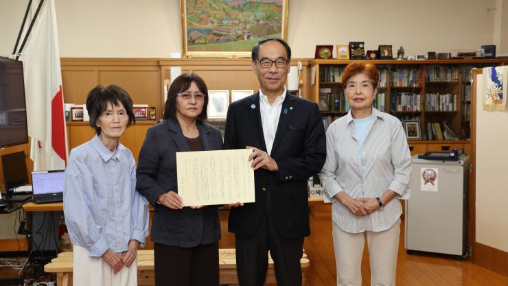 交通安全啓発知事メッセージ伝達式で訪問者と記念写真を撮る知事の写真