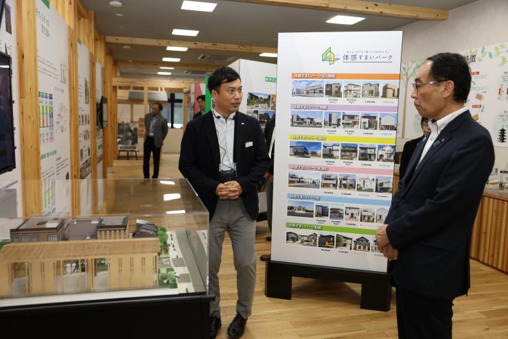 ふれあい訪問でポラスグループ ポラステクノシティを訪問する知事の写真