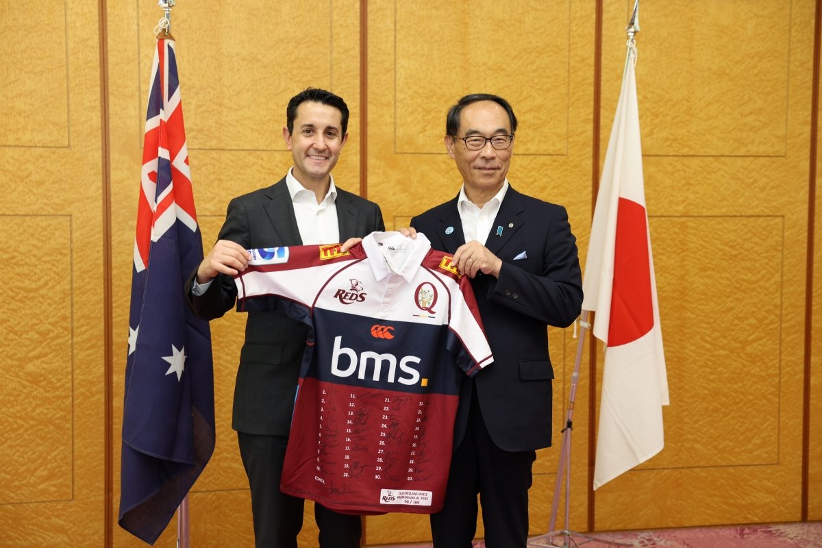 オーストラリア・クイーンズランド州のデービッド・クリサフリ首相兼退役軍人担当大臣閣下と記念写真を撮る知事の写真