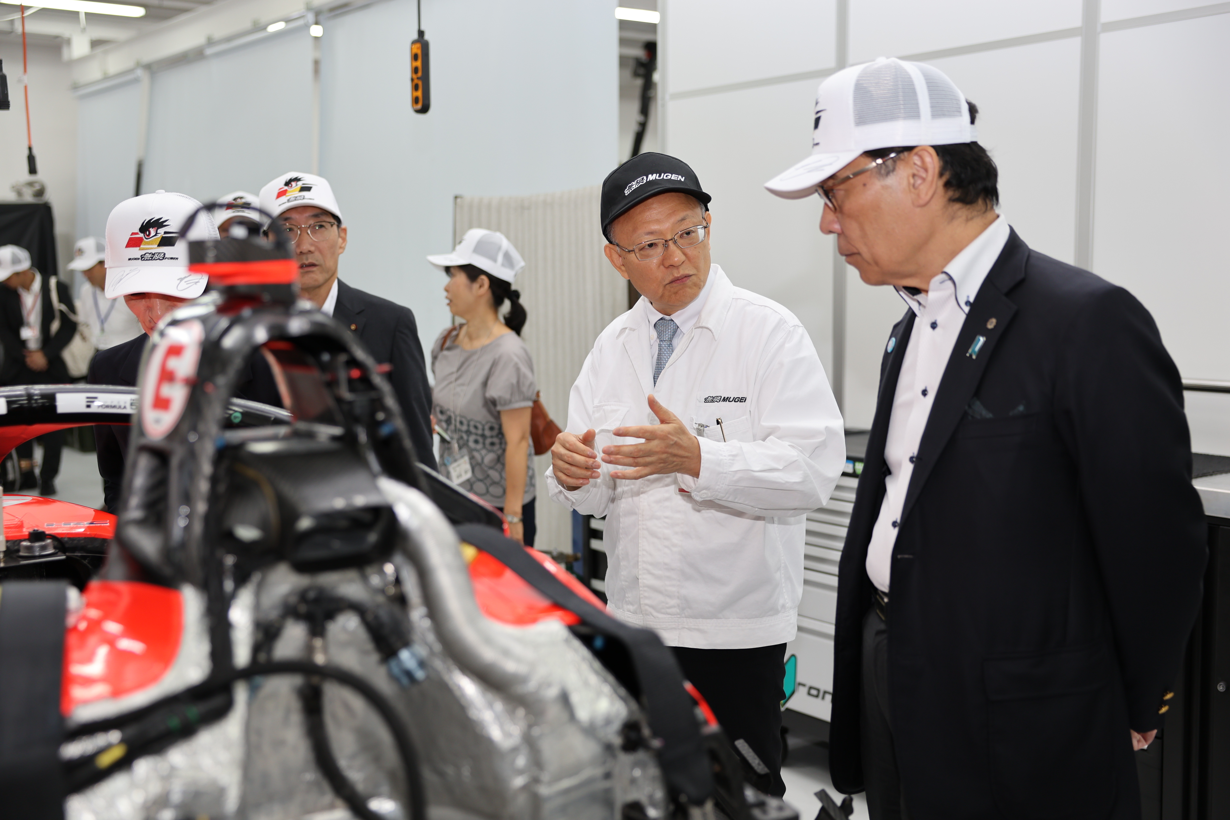 ふれあい訪問で株式会社M-TECを訪問する知事の写真