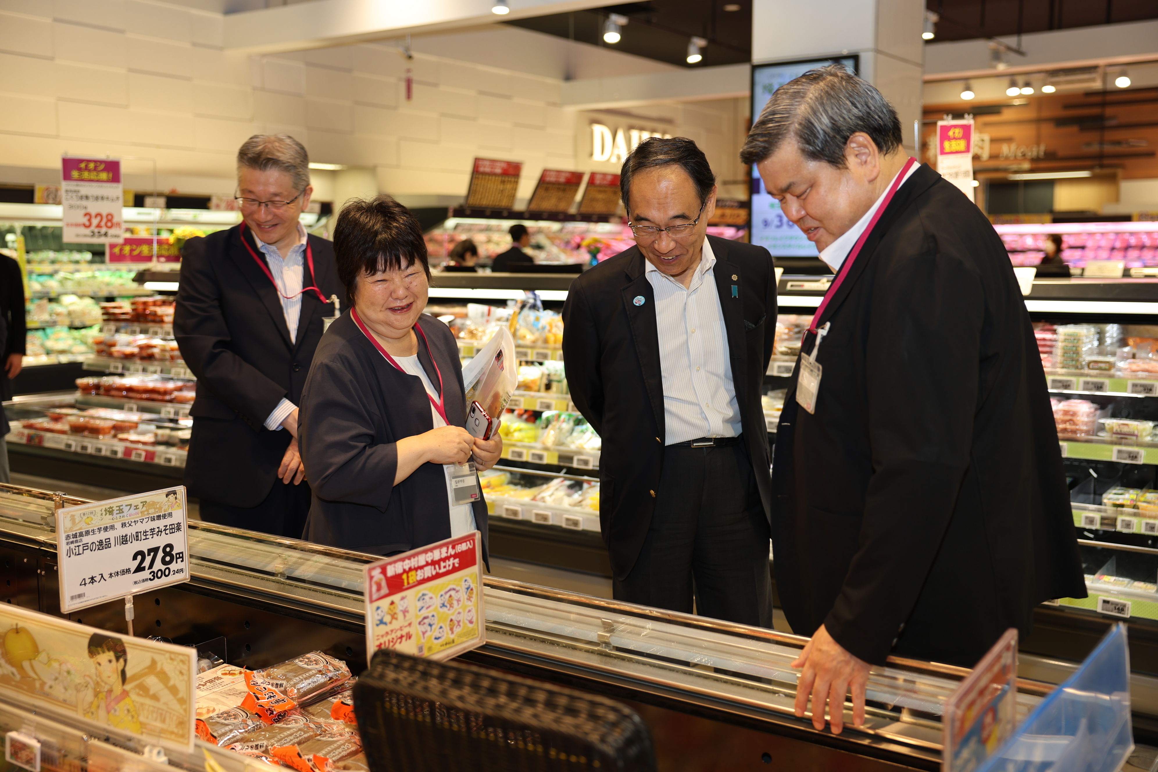 イオン埼玉フェアを視察する知事の写真