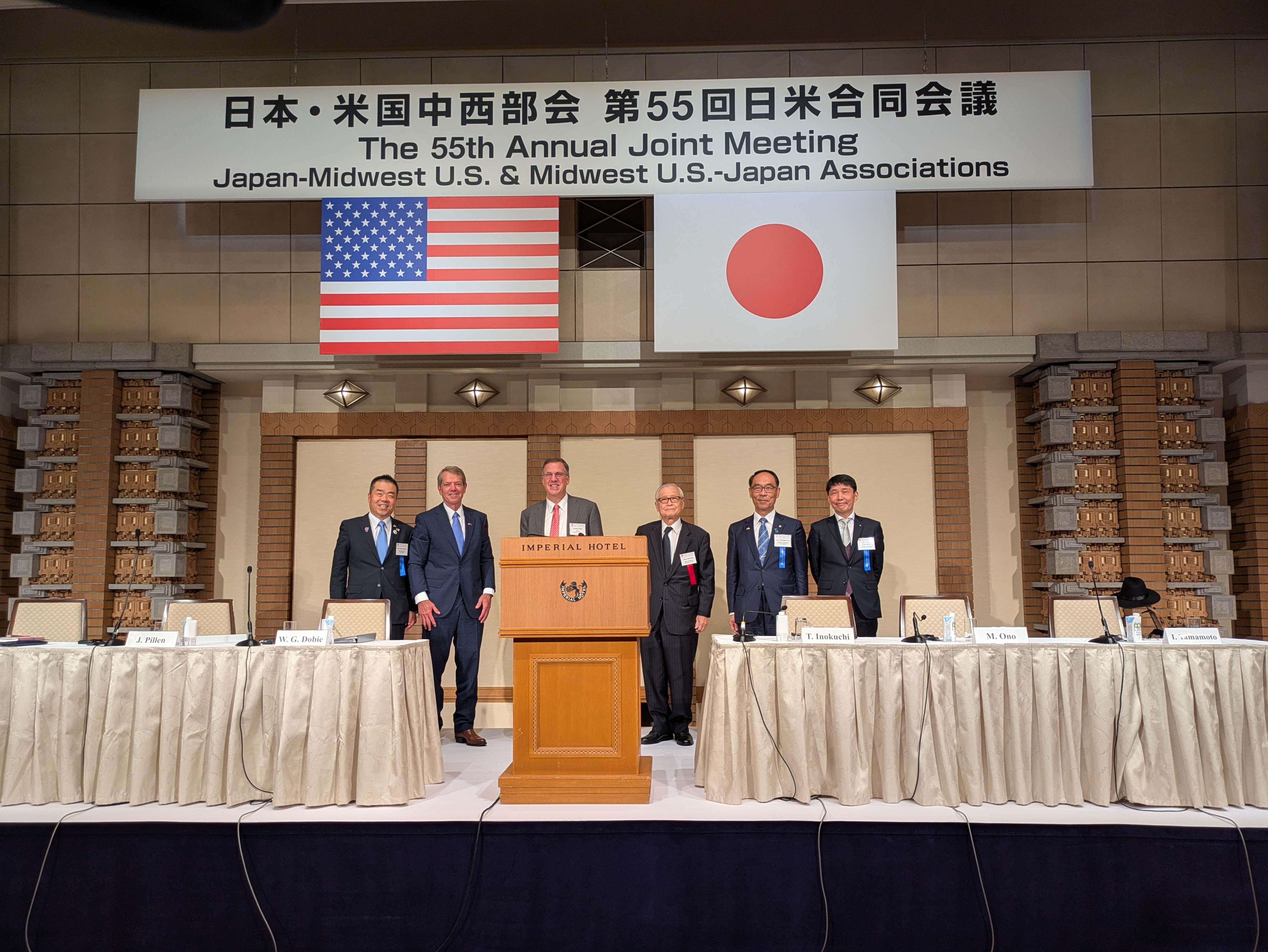 第55回日本・米国中西部合同会議で記念写真を撮る知事の写真