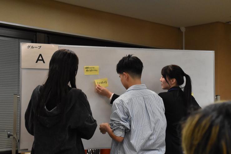 意見をホワイトボードにまとめる様子