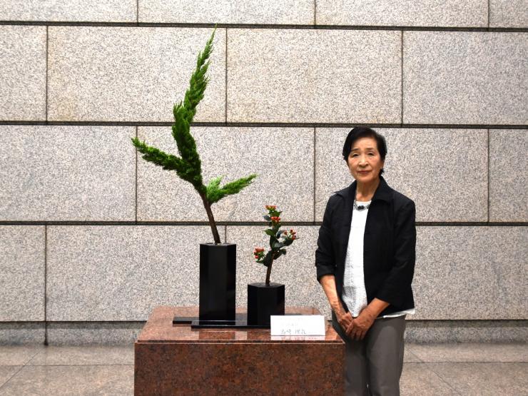 生け花と先生の写真