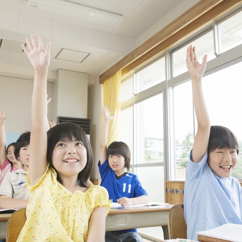 手を挙げている児童
