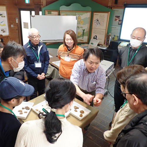 スタッフが参加者に講義する様子の写真