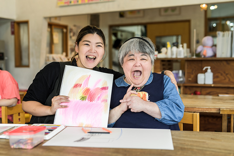 川口太陽の家・工房集の作家と職員の皆さんの写真1枚目