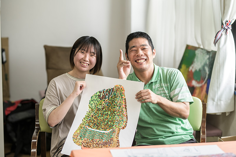 川口太陽の家・工房集の作家と職員の皆さんの写真2枚目