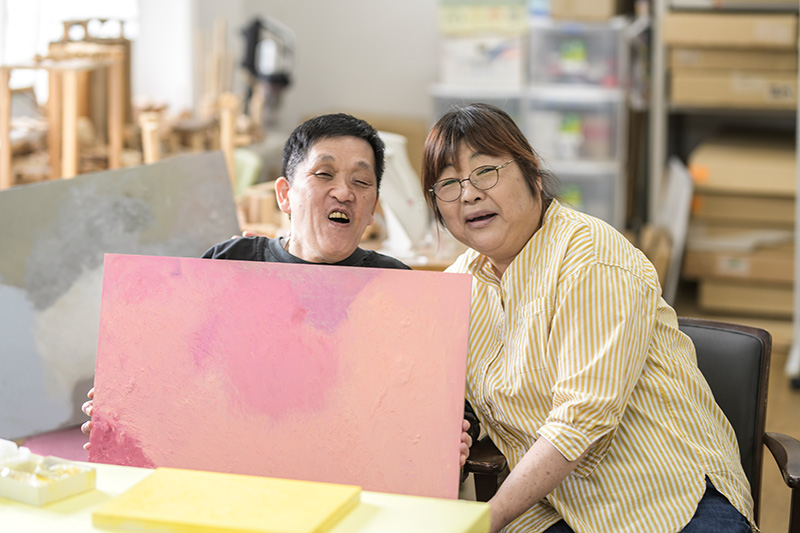 川口太陽の家・工房集の作家と職員の皆さんの写真3枚目