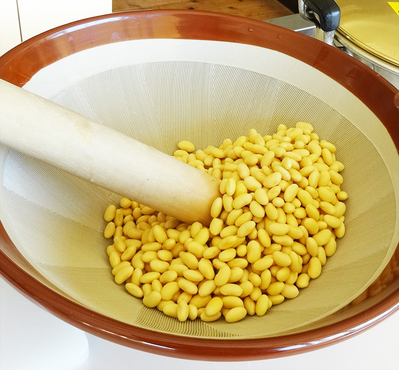 大豆をすりつぶしている写真