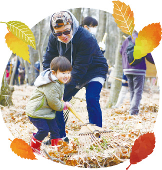 落ち葉を集める写真