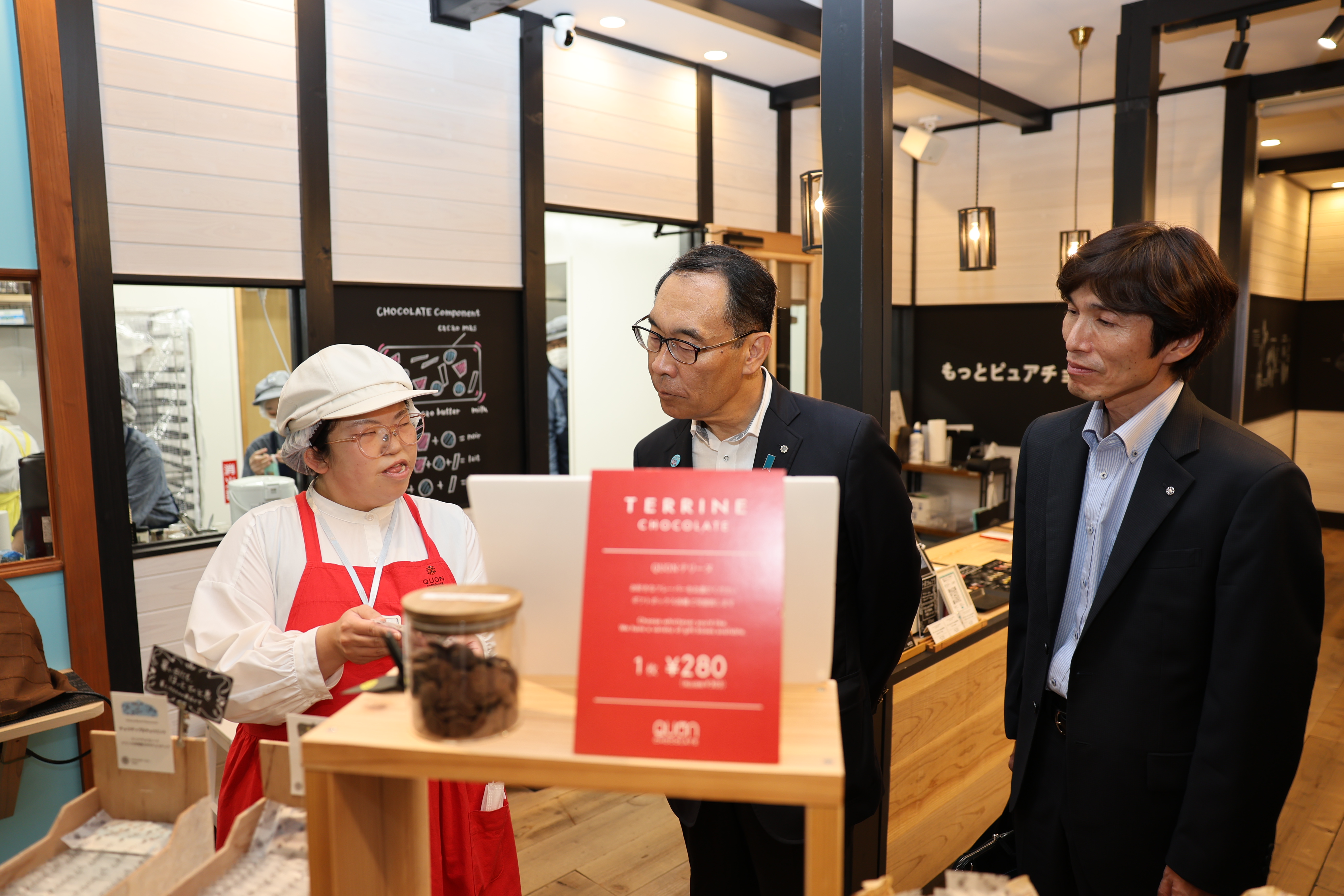 ふれあい訪問で医療法人彩清会清水病院を訪問する知事の写真