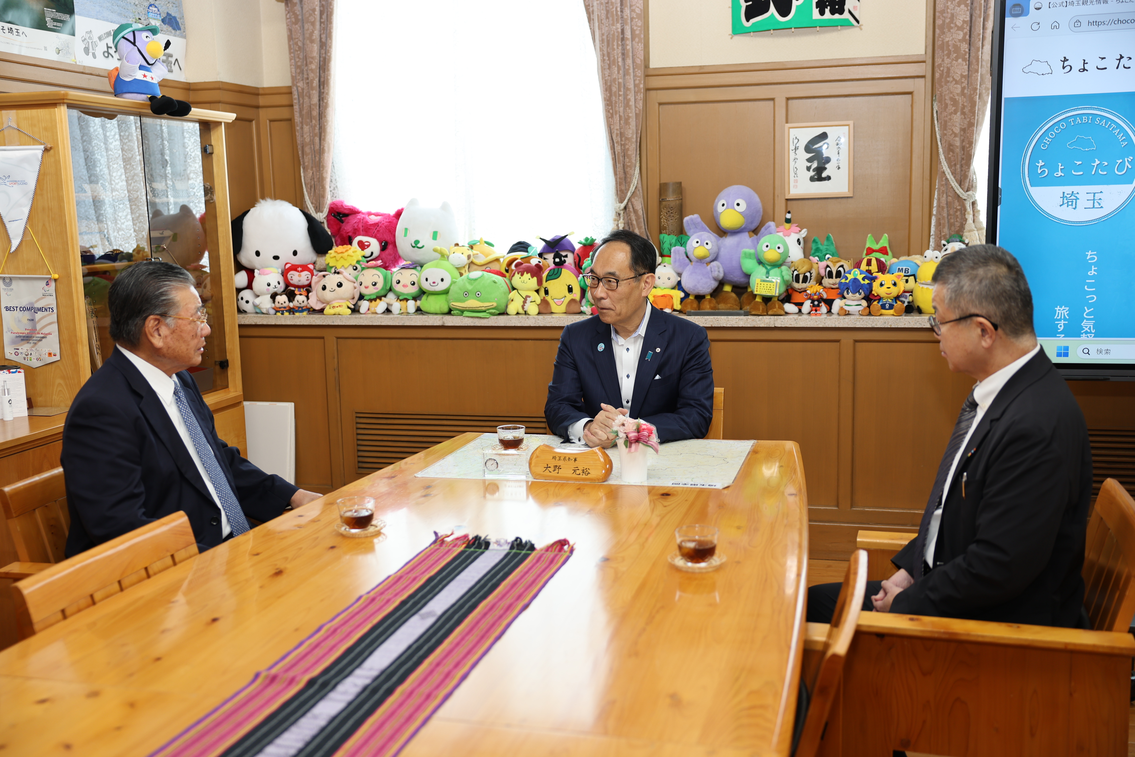 感謝状贈呈式で表彰者と歓談する知事の写真