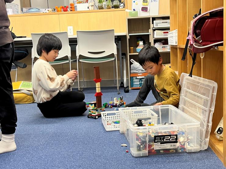 室内で遊ぶ子供たち