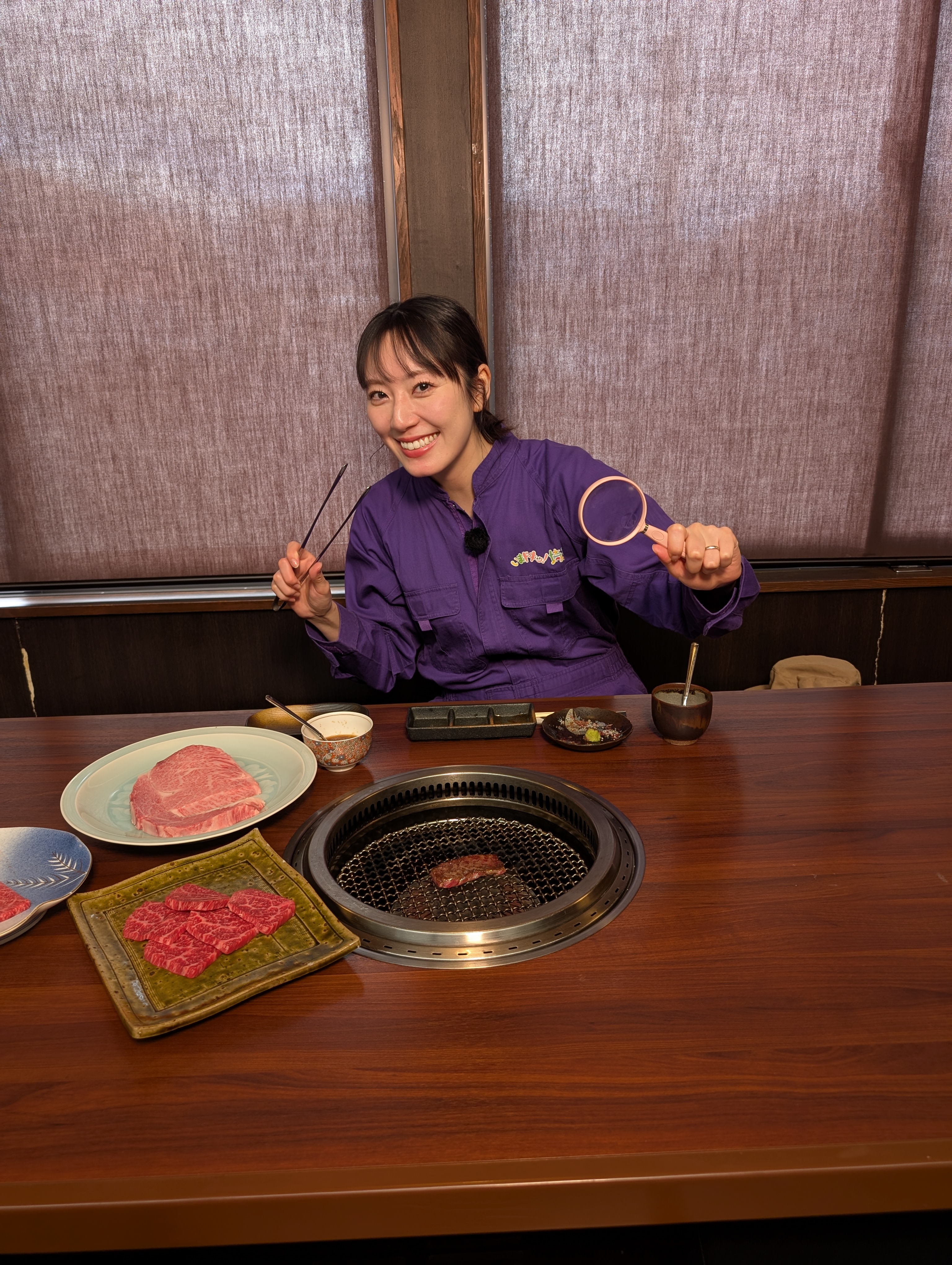 武州和牛の焼肉を松井咲子が食べる写真