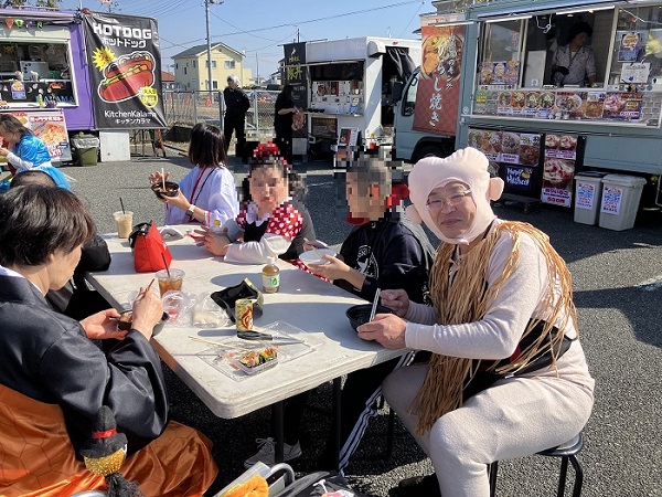 みんなで食事をとる様子