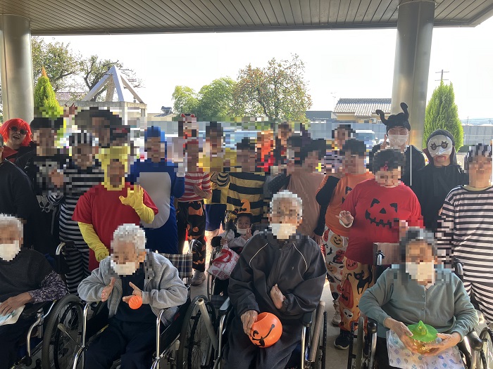 老人ホーム利用者との集合写真