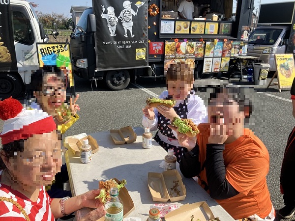 食事を楽しむ施設利用者