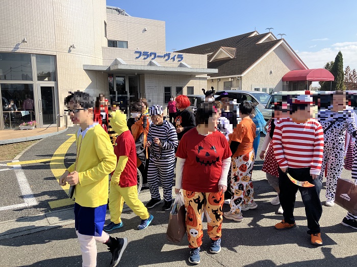 仮装して施設を練り歩く様子