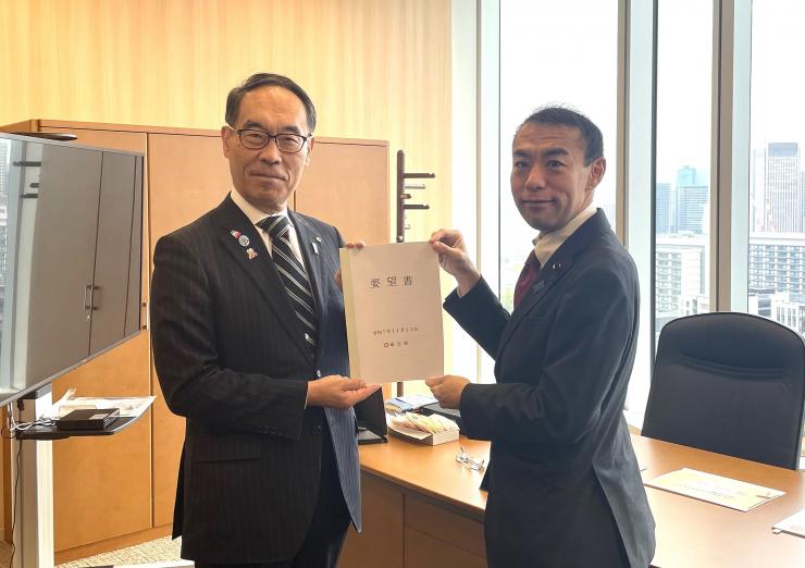 大野知事から今枝デジタル副大臣への要望書手交時の写真