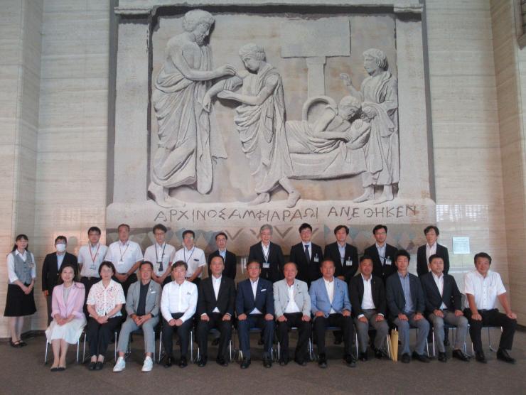 学校法人自治医科大学にて議員とスタッフの集合写真