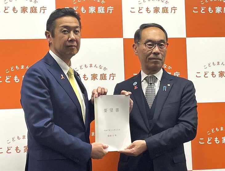 大野知事から黄川田内閣府特命担当大臣への要望書手交時の写真